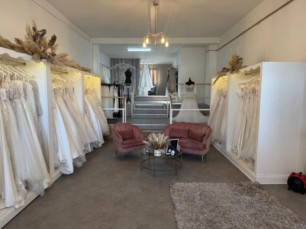 Lot: 70 - COMMERCIAL INVESTMENT AND VACANT UPPER FLOORS WITH POTENTIAL - Bridal shop - internal